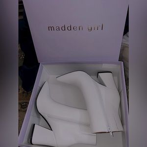 MADDEN GIRLS WHITE ANKLE LENGTH BOOTIES SIZE 6. Cody Flared-Heel Booties
